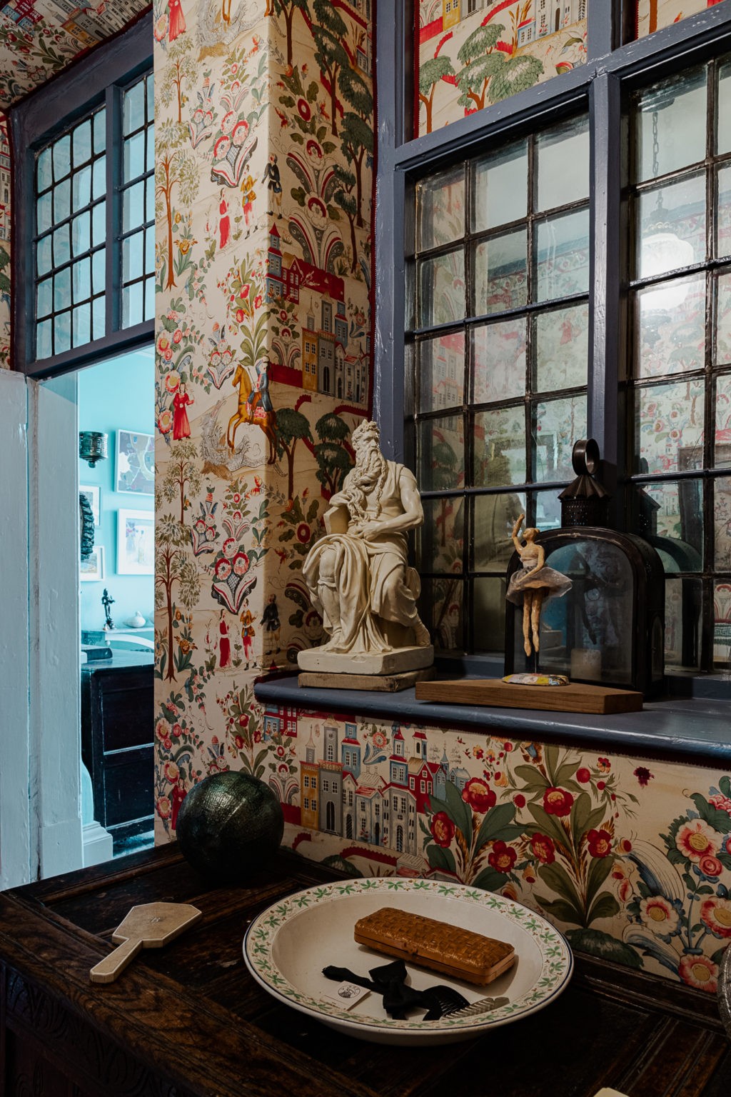 Edward Reinvents his Smallest Room into a Space Full of Colour and