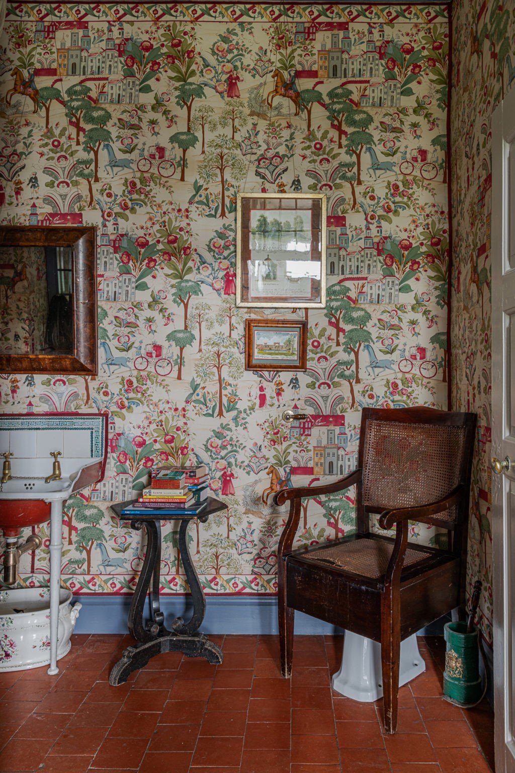 Edward Reinvents his Smallest Room into a Space Full of Colour and